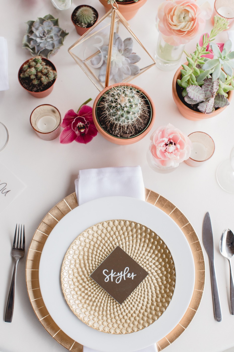 gold and white modern wedding table decor