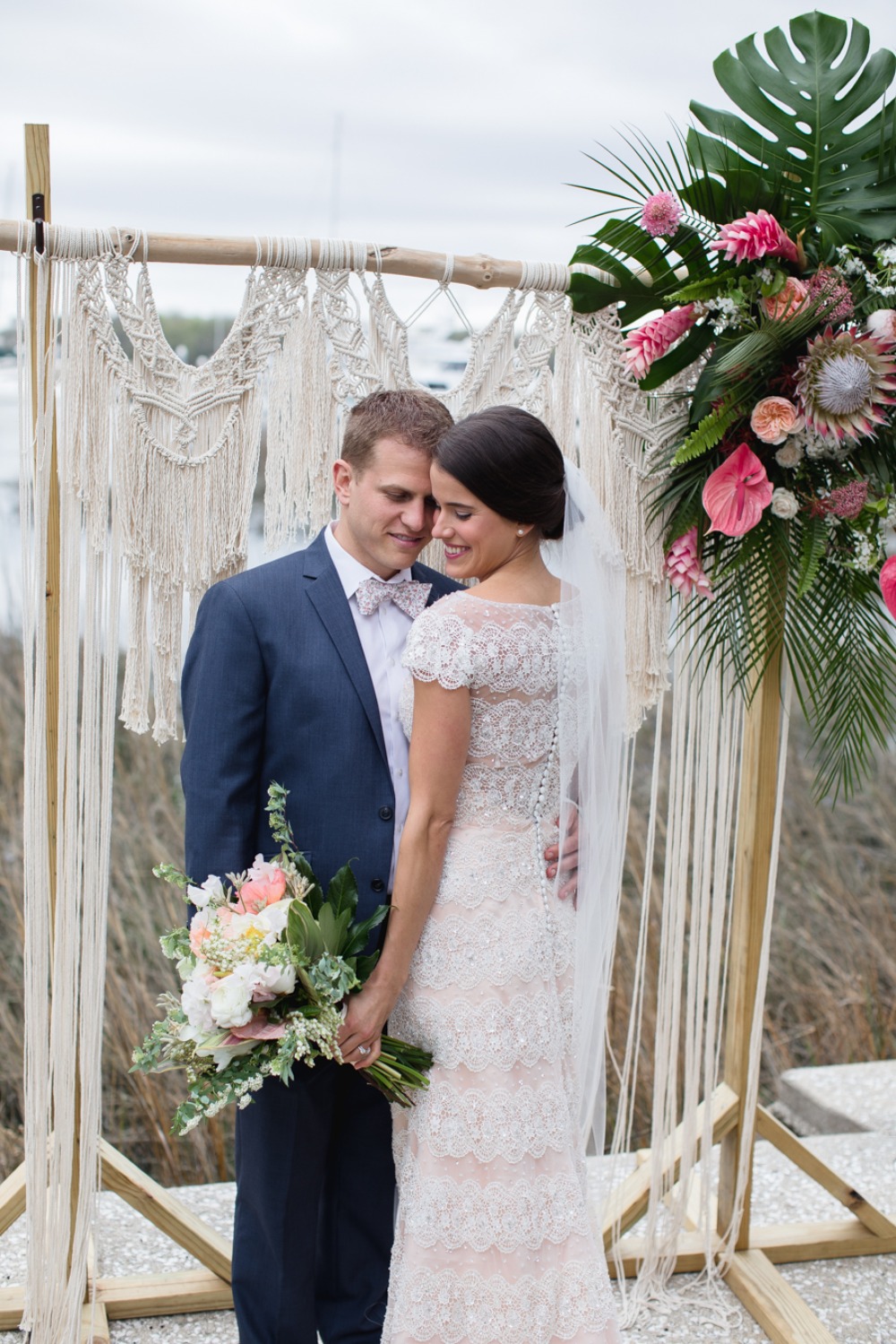 howtohaveamoderntropicalbohochicweddingday53