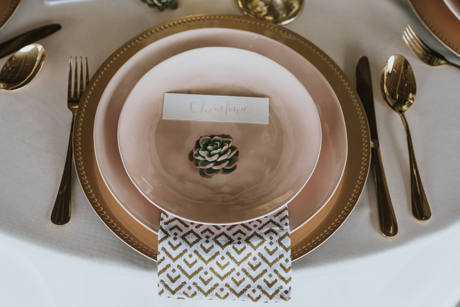howtohaveamoderntropicalbohochicweddingday84