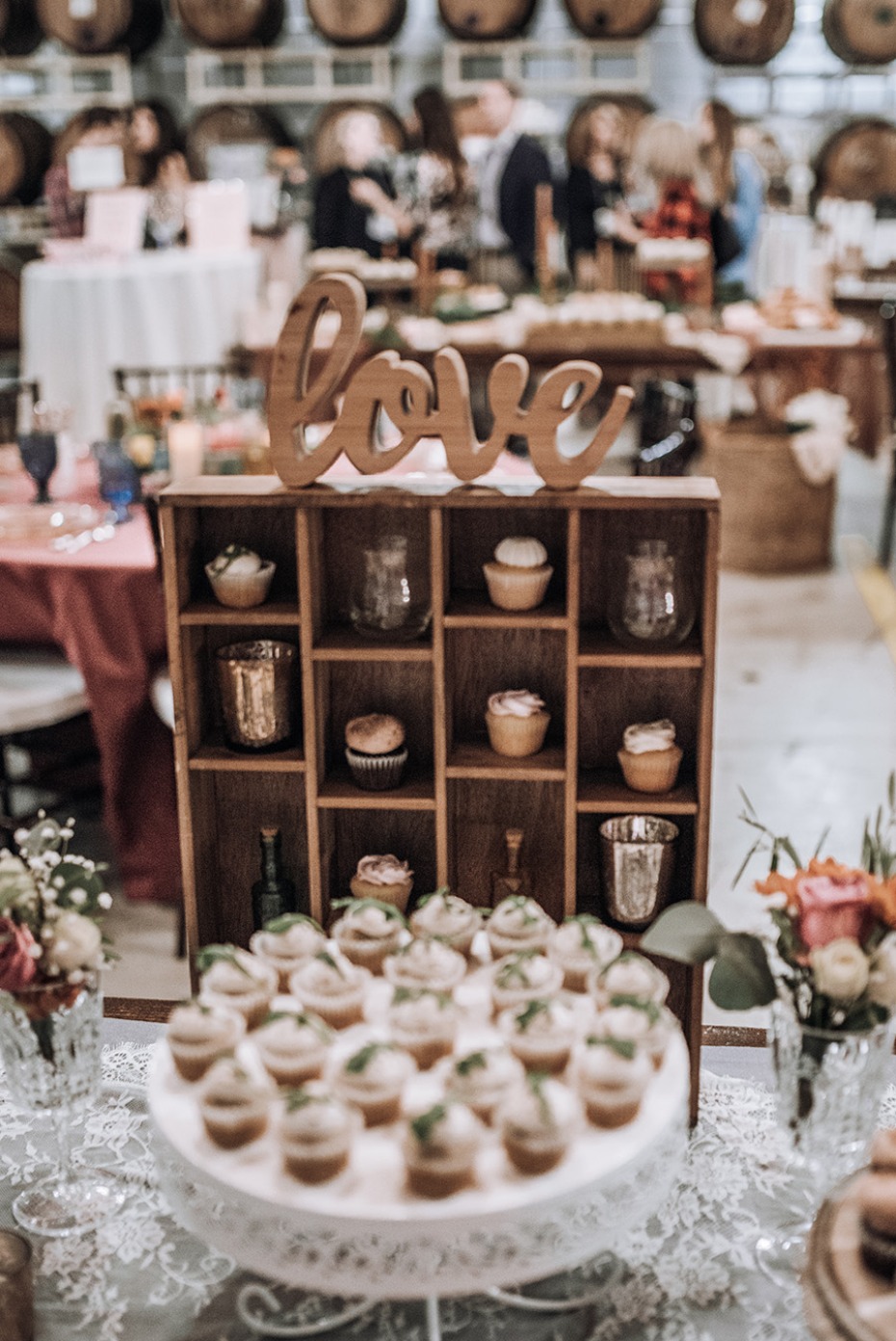 love wedding cupcake table display idea