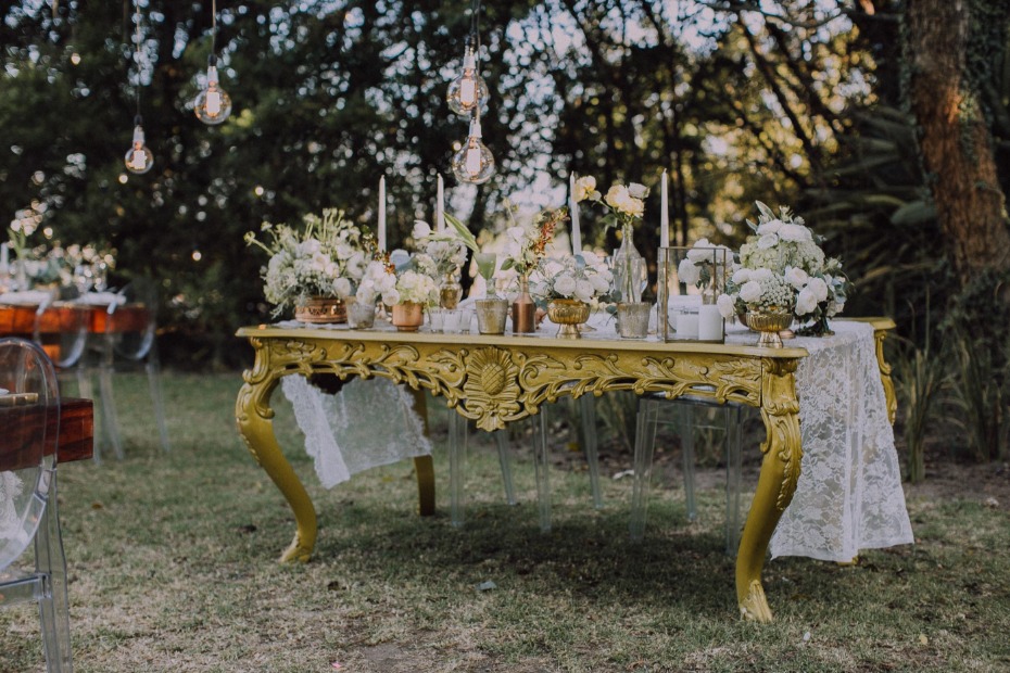 Dramatic gold sweetheart table