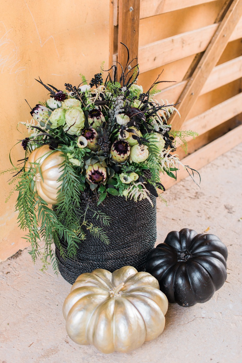 Black and gold decor ideas for a fall wedding