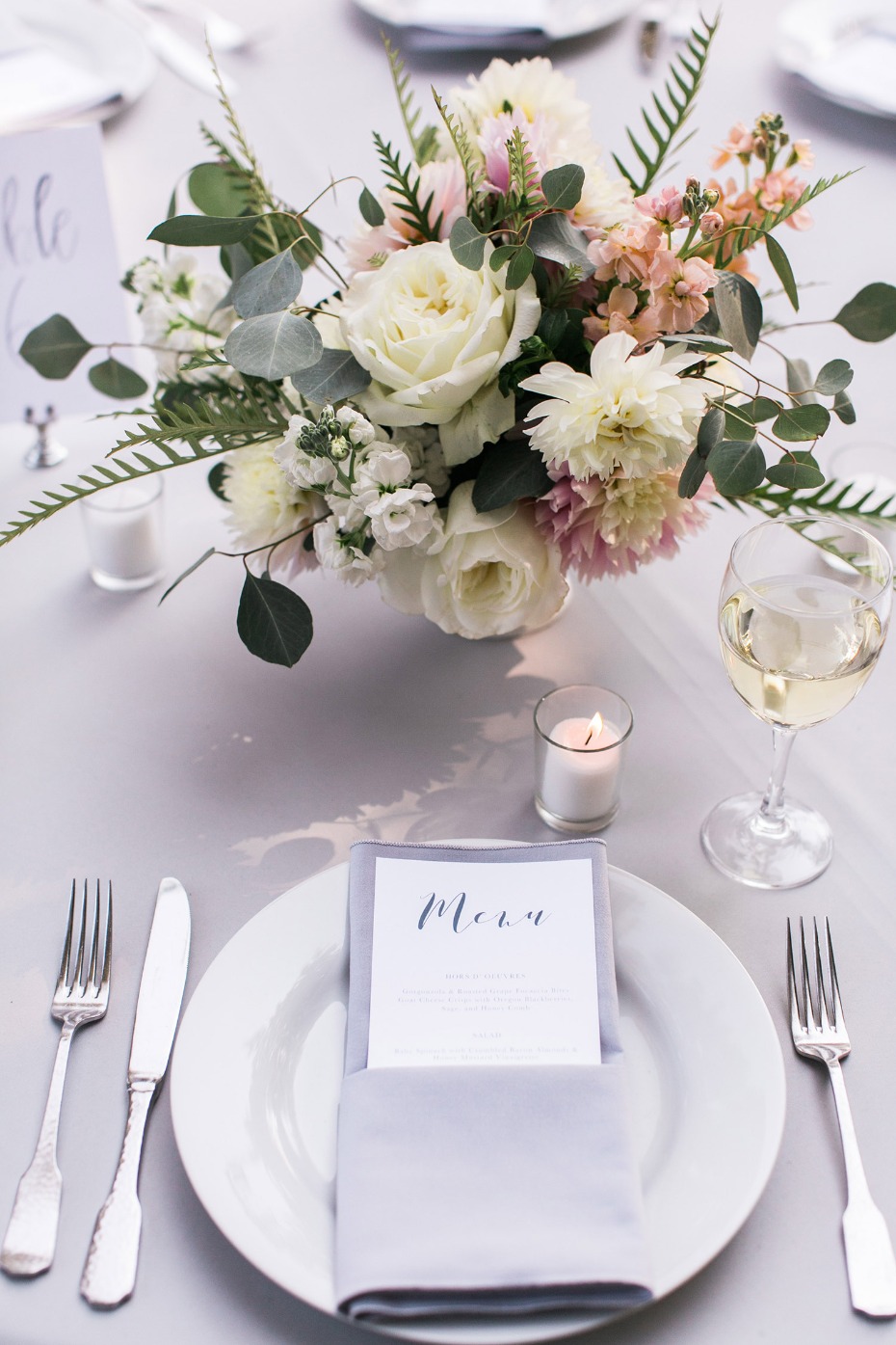 Simple and chic wedding table decor