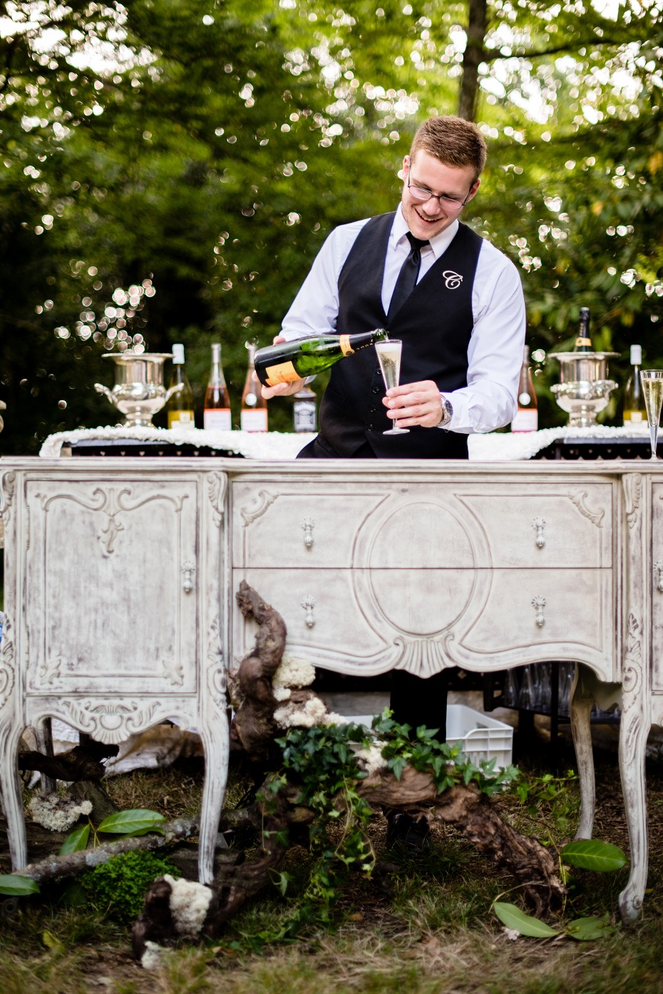 Use vintage furniture as a wedding bar