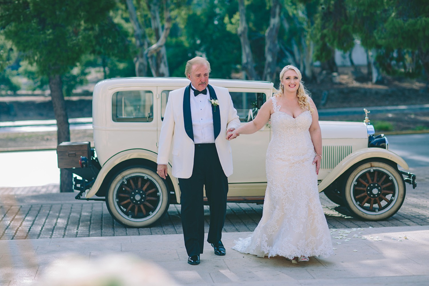 glam-garden-wedding-with-a-white-and