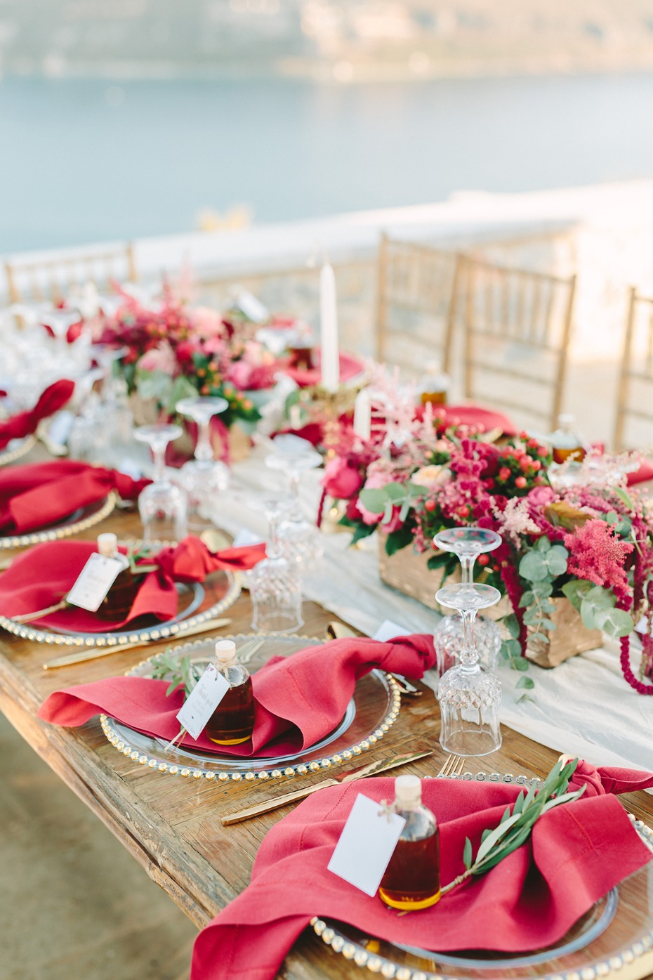 gold and red wedding table decor