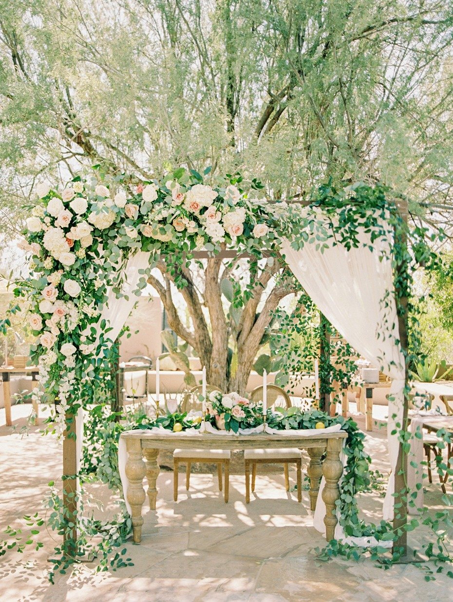 roses cascading decor for your sweetheart table
