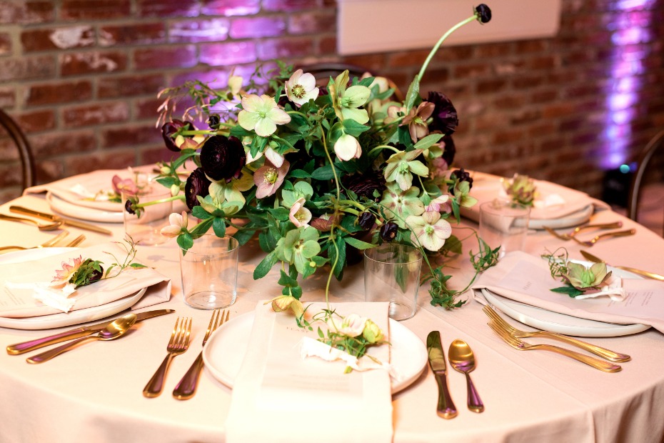 gold and white wedding table decor