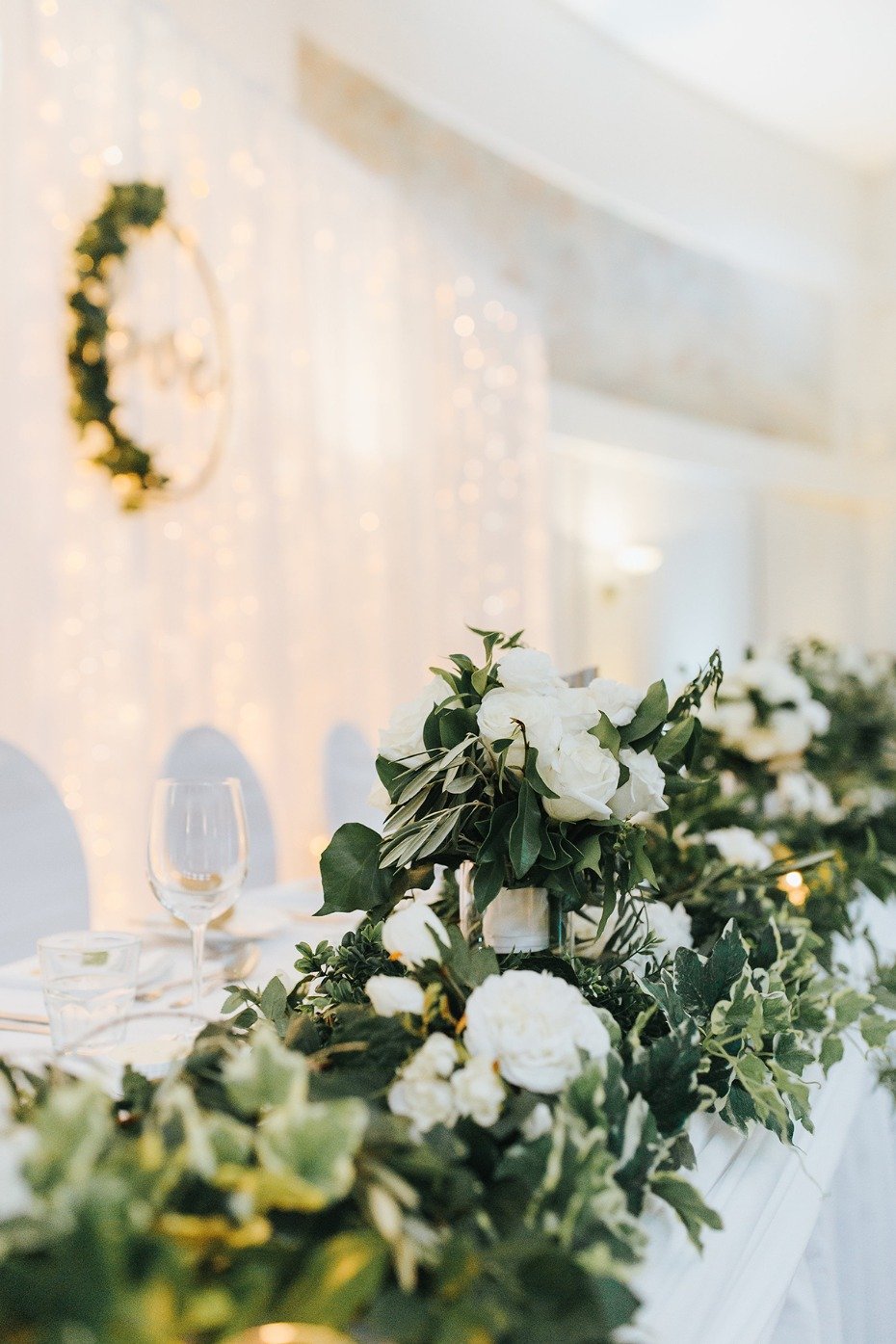 white and gold wedding table decor