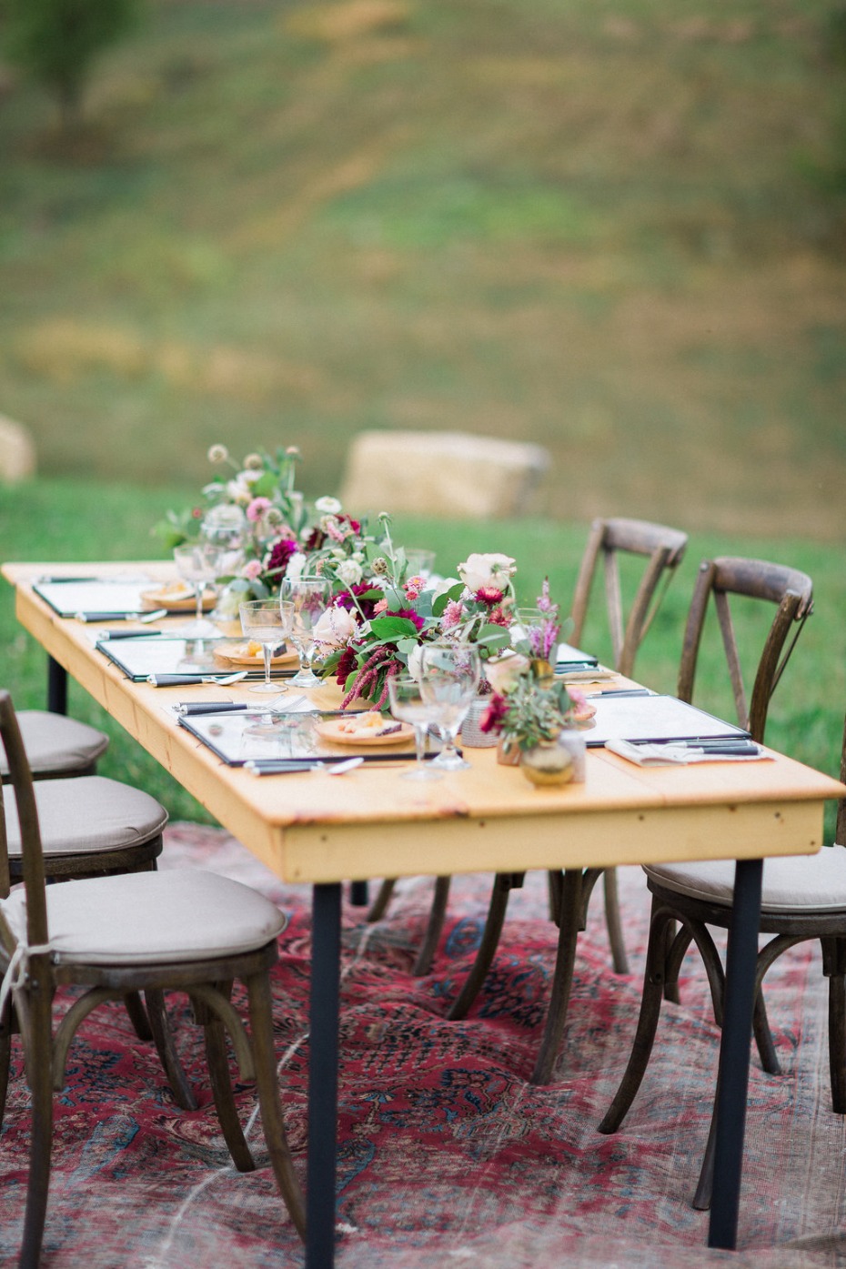 elegant and laid back wedding table idea
