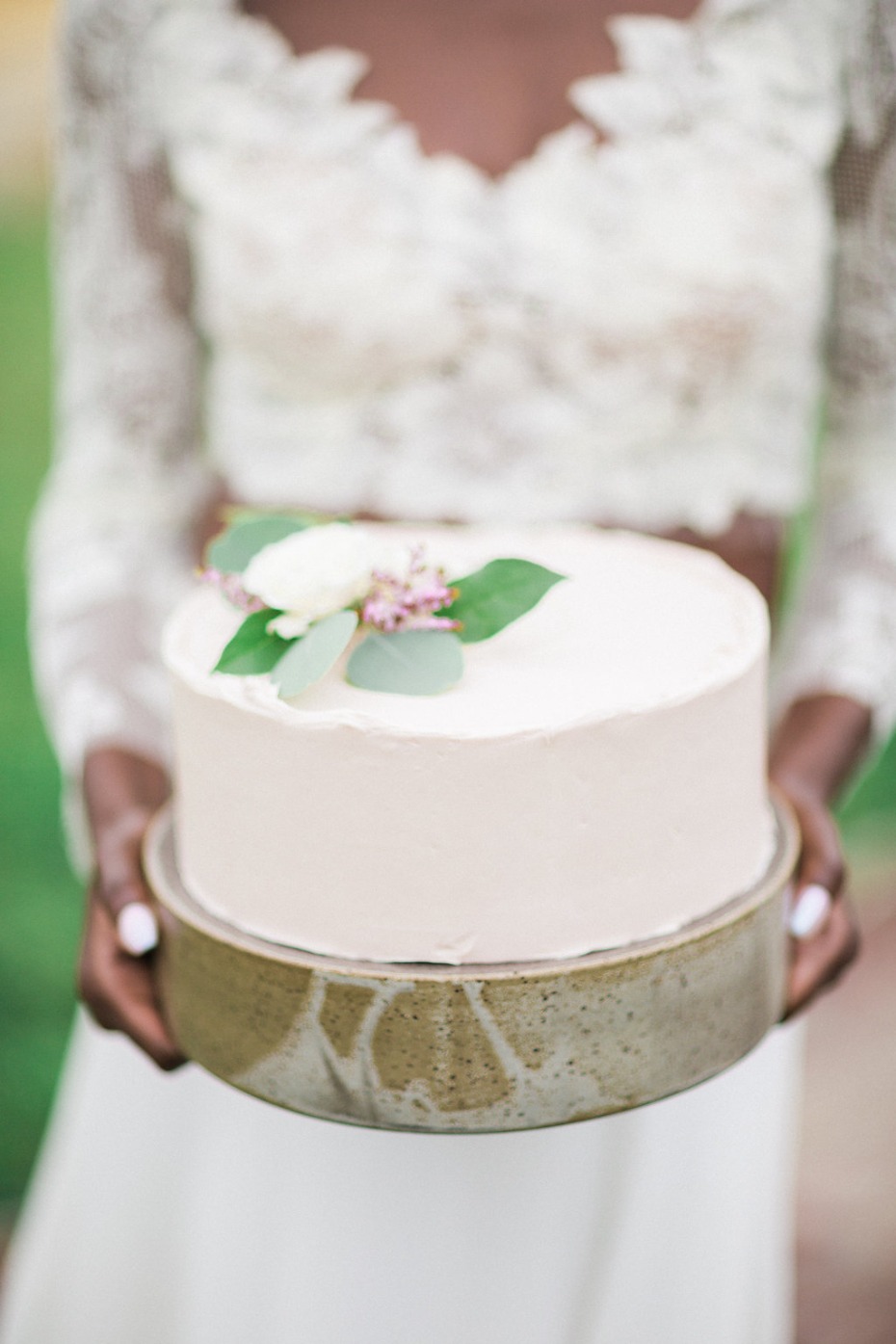 simple and chic wedding cake