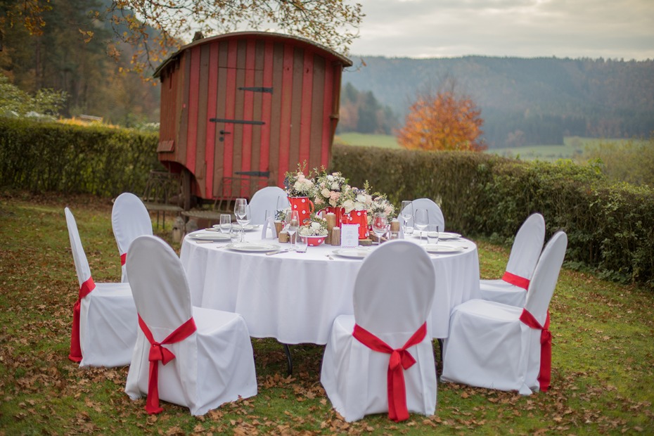 red and white rustic wedding idea