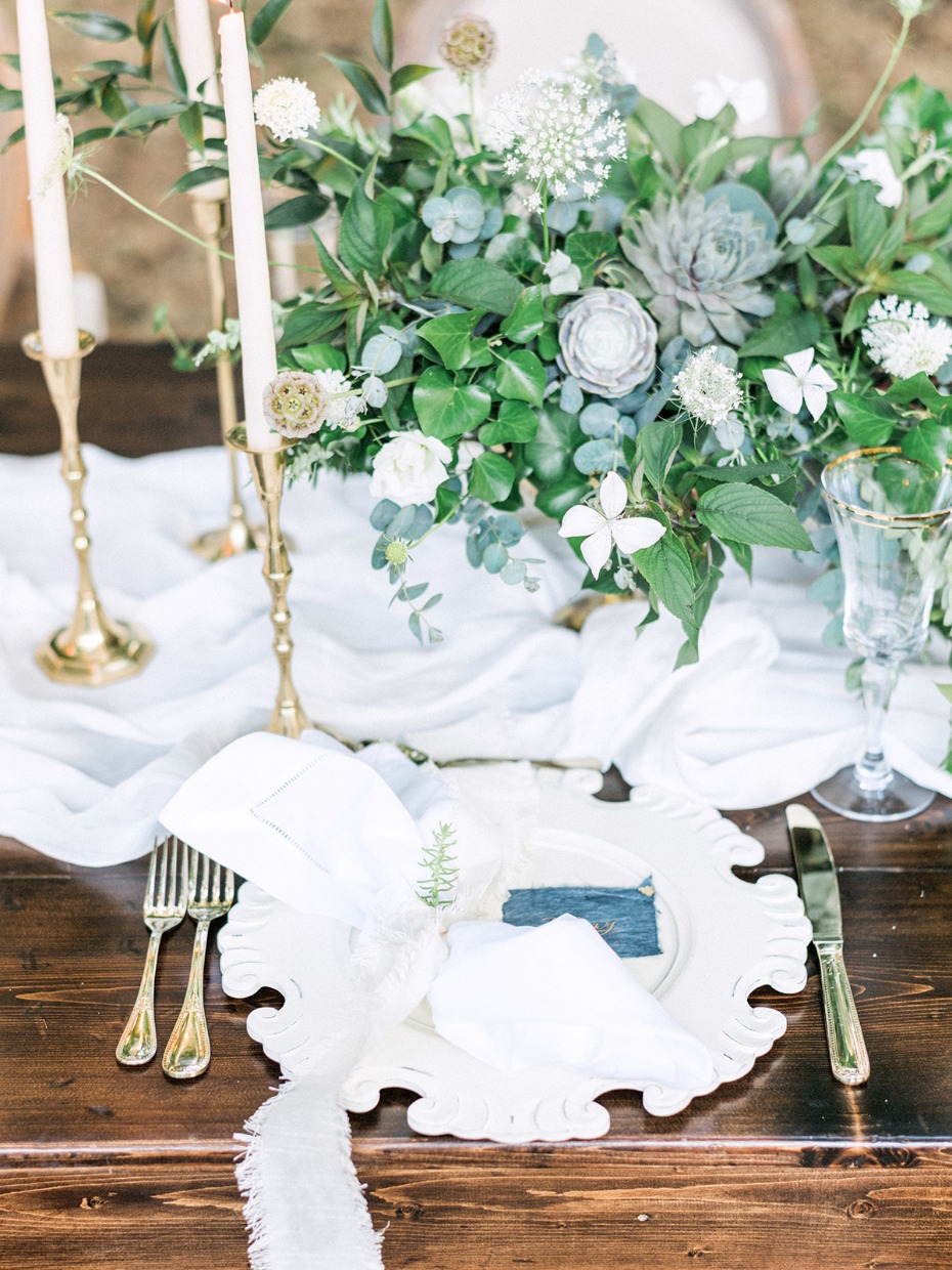 white blue and gold wedding table decor idea