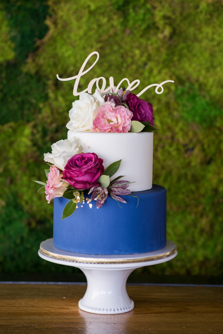 blue and white modern floral wedding cake