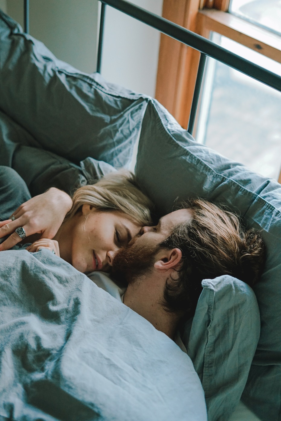 Couple sleeping in bed Photo by Toa Heftiba