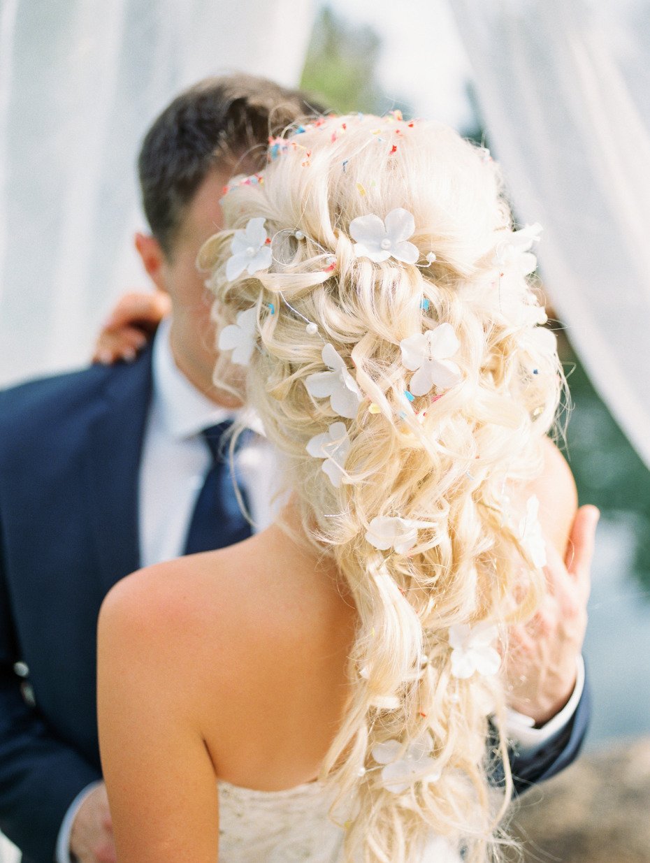Gorgoeus wedding hair with confetti