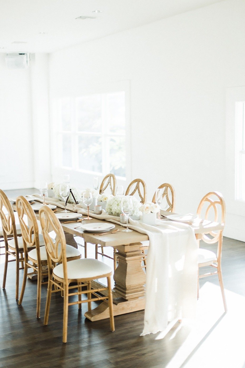 calm white wedding table idea