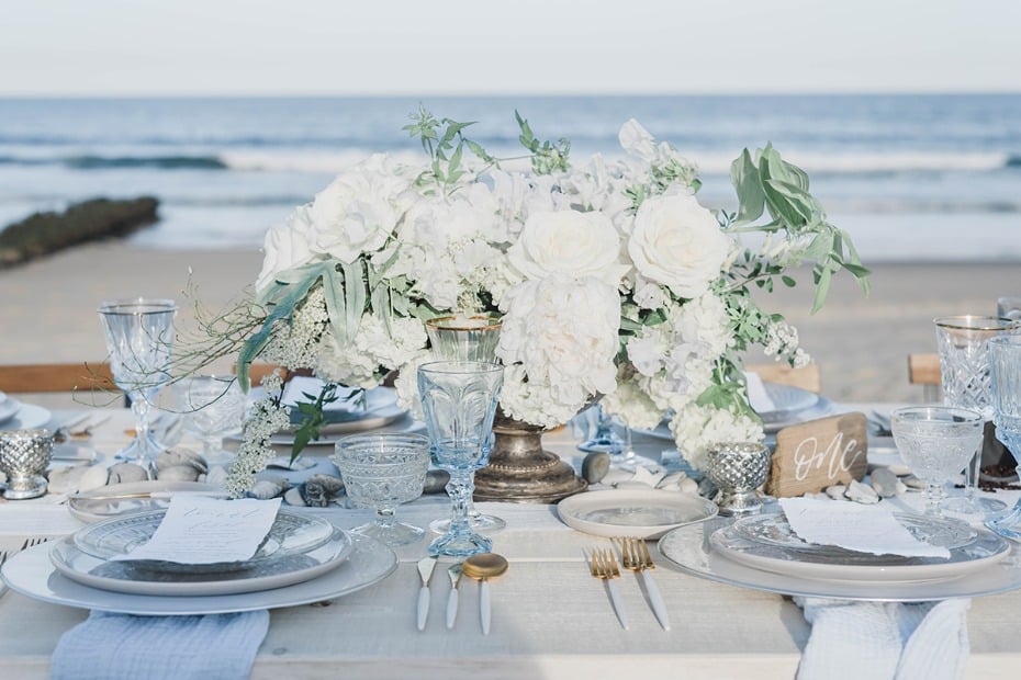 white and gold table decor