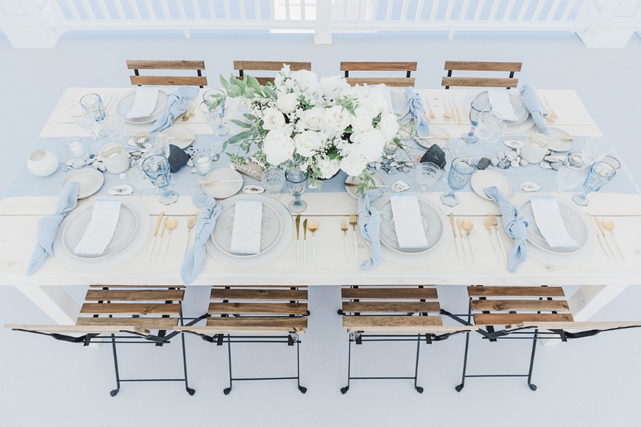 blue white and gold wedding table