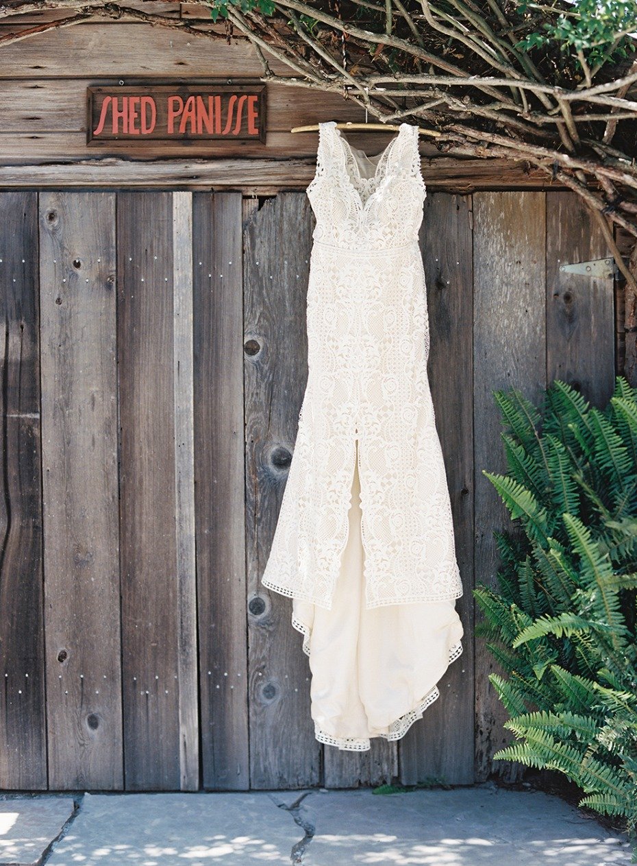 Lace sleeveless wedding dress