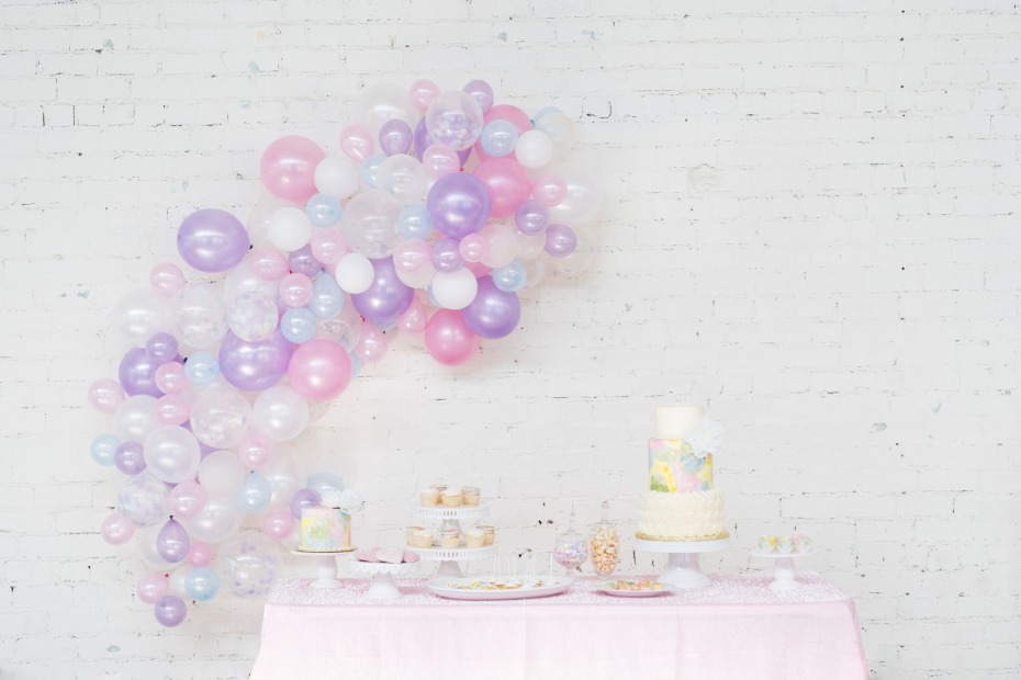 pastel balloon backdrop for your cake