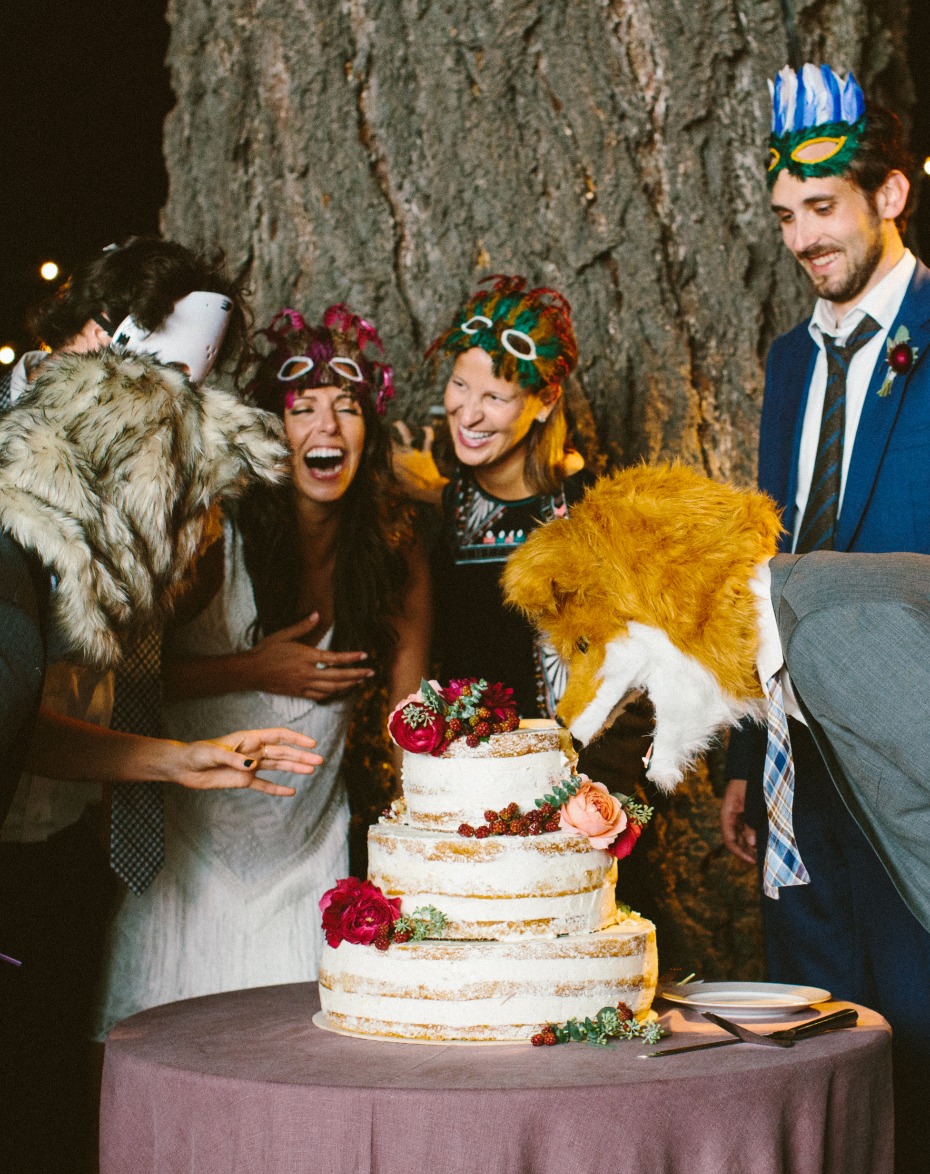 wedding cake cutting photo bomb