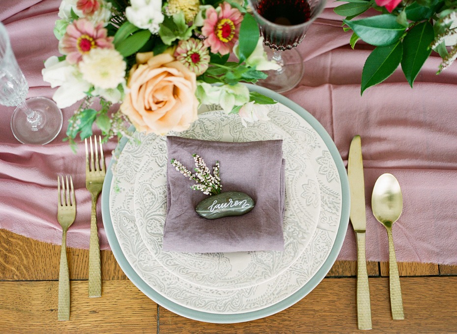 soft purple and gold wedding table decor