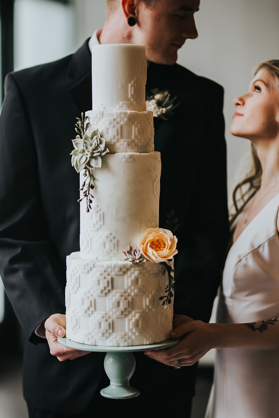 White desert inspired wedding cake
