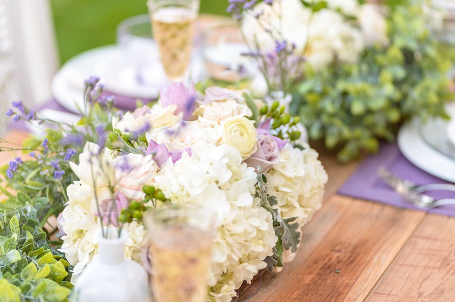 white and purple wedding flower idea