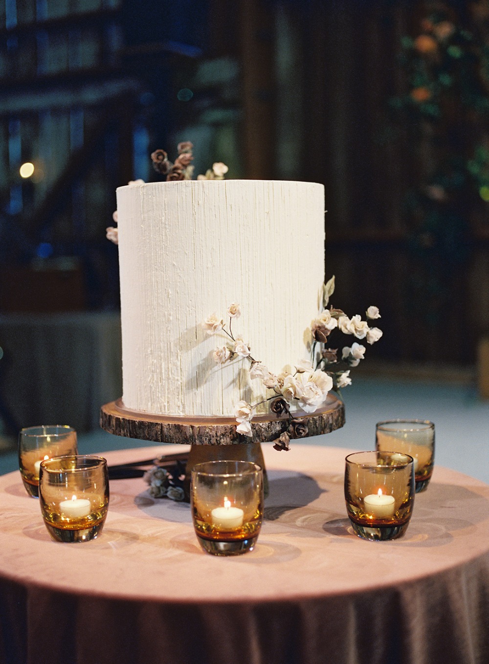 upscale-barn-wedding-at-the-peace-barn