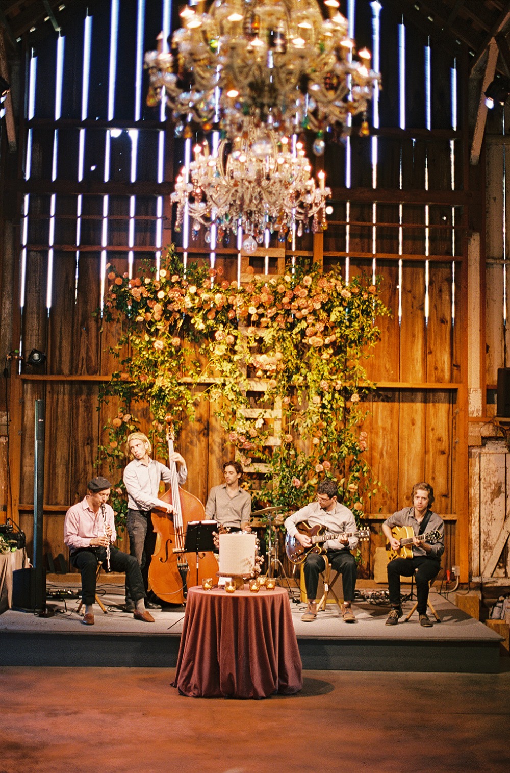upscale-barn-wedding-at-the-peace-barn