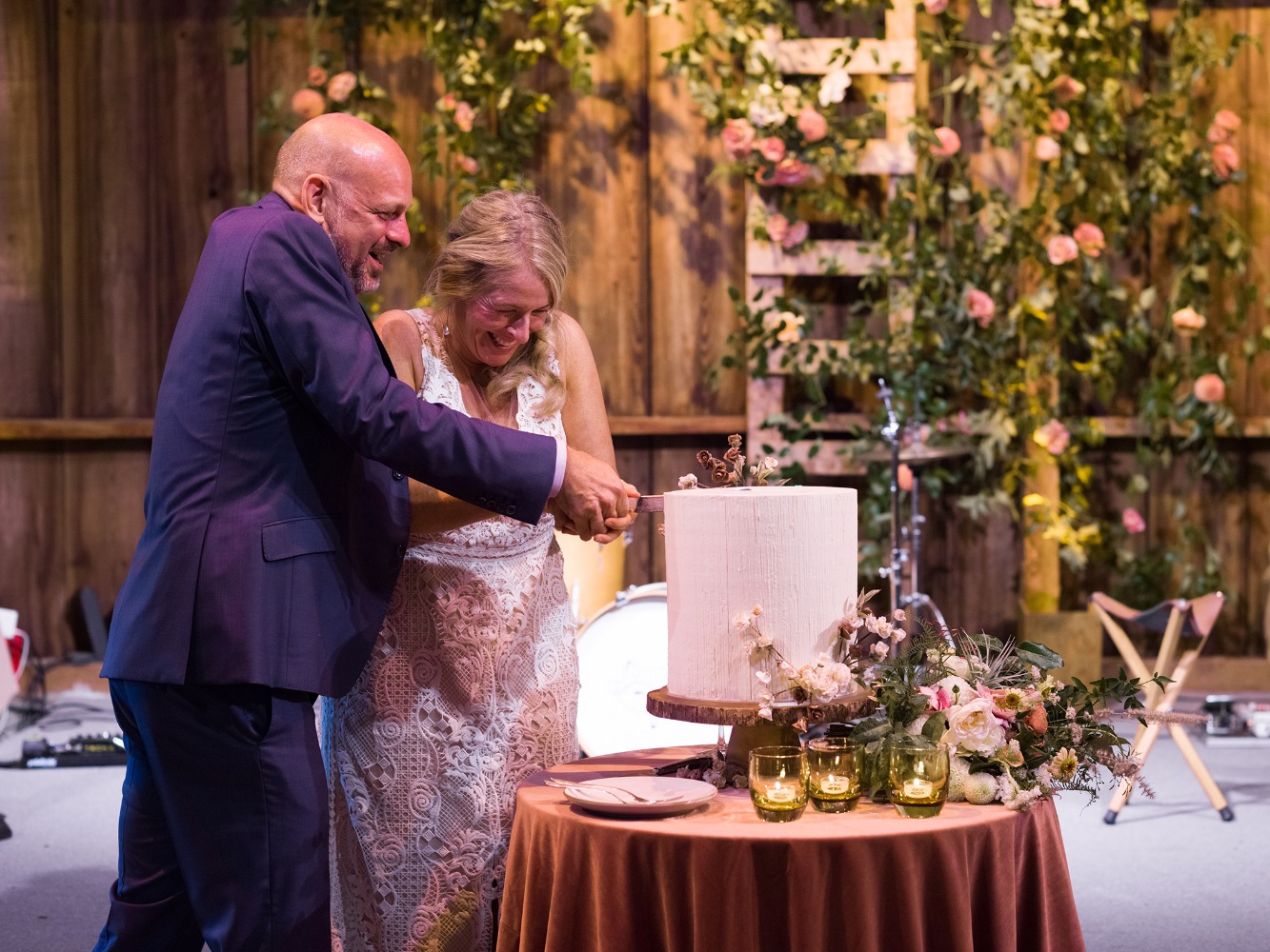 upscale-barn-wedding-at-the-peace-barn