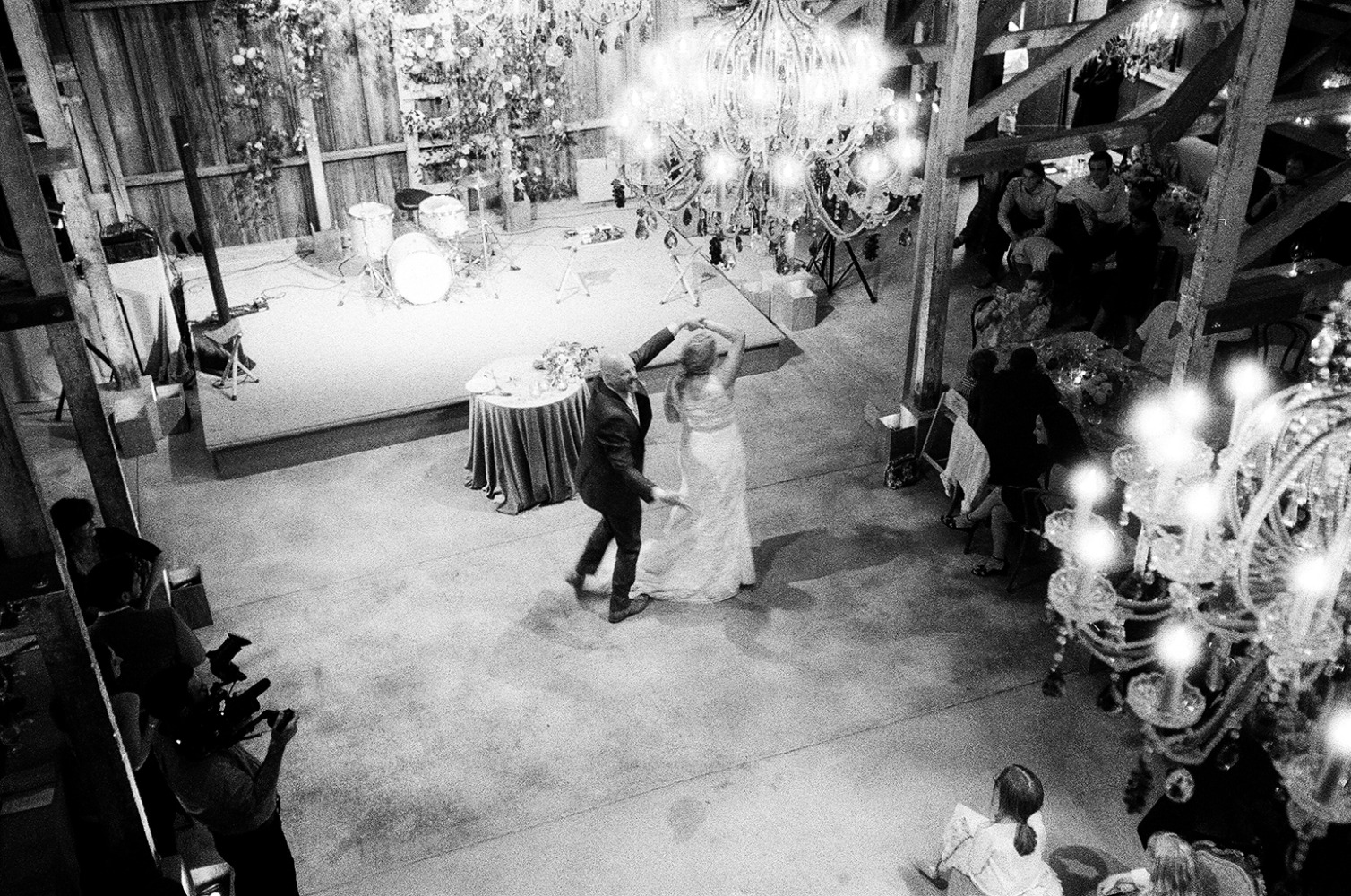 upscale-barn-wedding-at-the-peace-barn