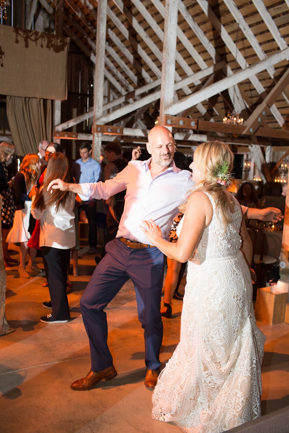 upscale-barn-wedding-at-the-peace-barn