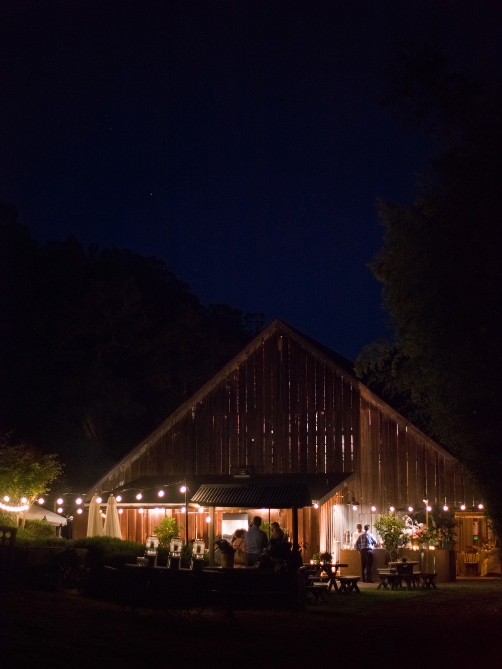 upscale-barn-wedding-at-the-peace-barn