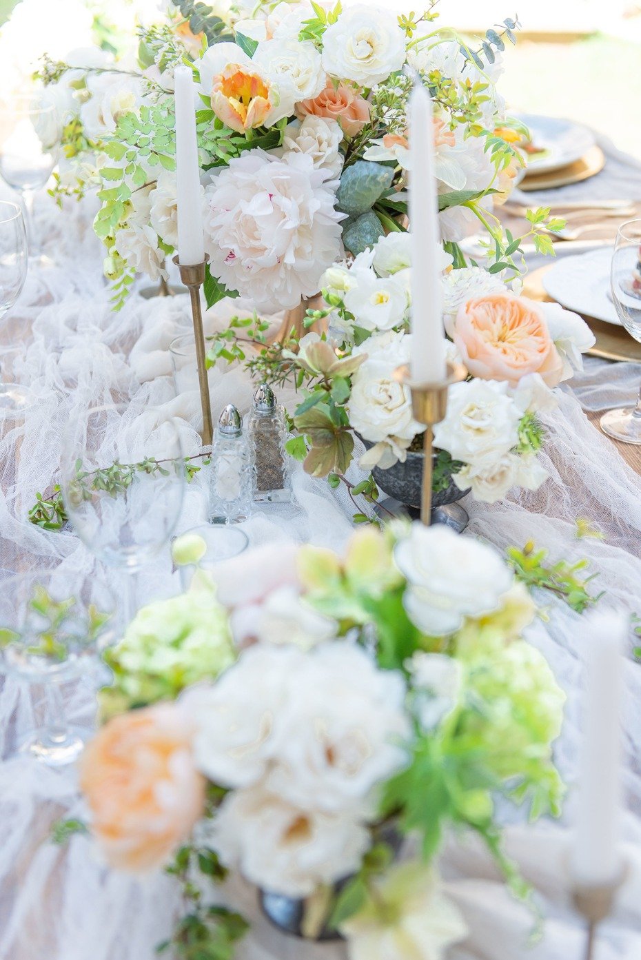 white and peach and gold table decor