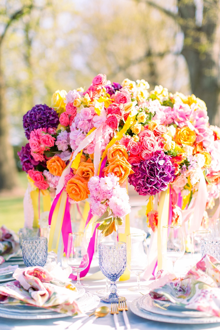 bright and colorful centerpiece ideas with ribbons