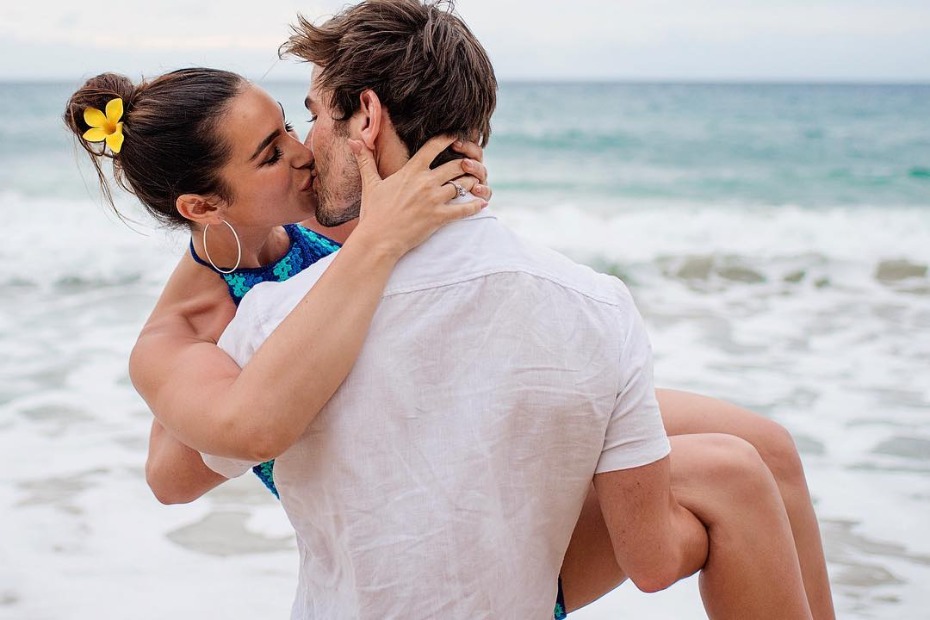 Jared Haibon proposing to Ashley Iaconetti on the beach