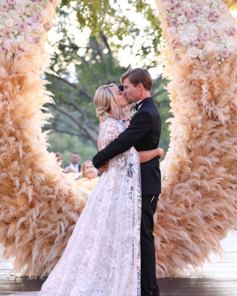 Kaley Cuoco Get The Look 10 Wedding Dresses With Capes Wedding Chicks Kaley Cuoco Get The Look 10 Wedding Dresses With Capes Wedding Chicks