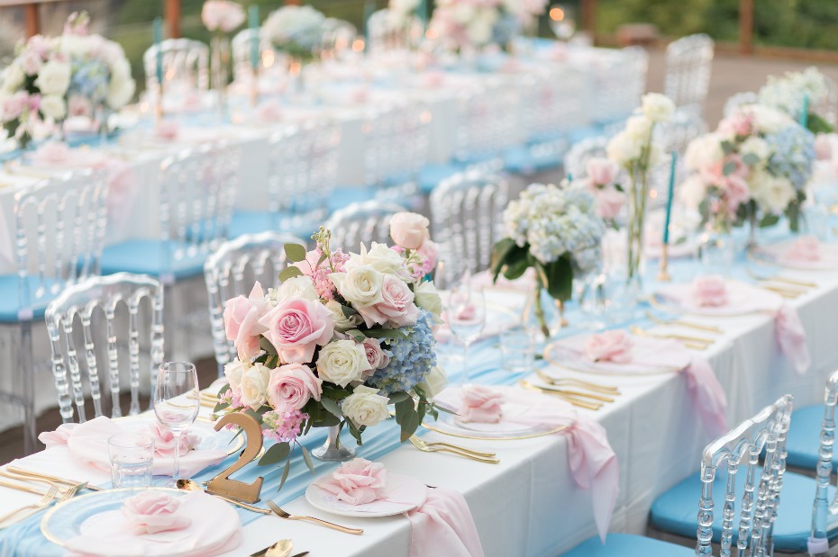 Pink, blue and gold table decor