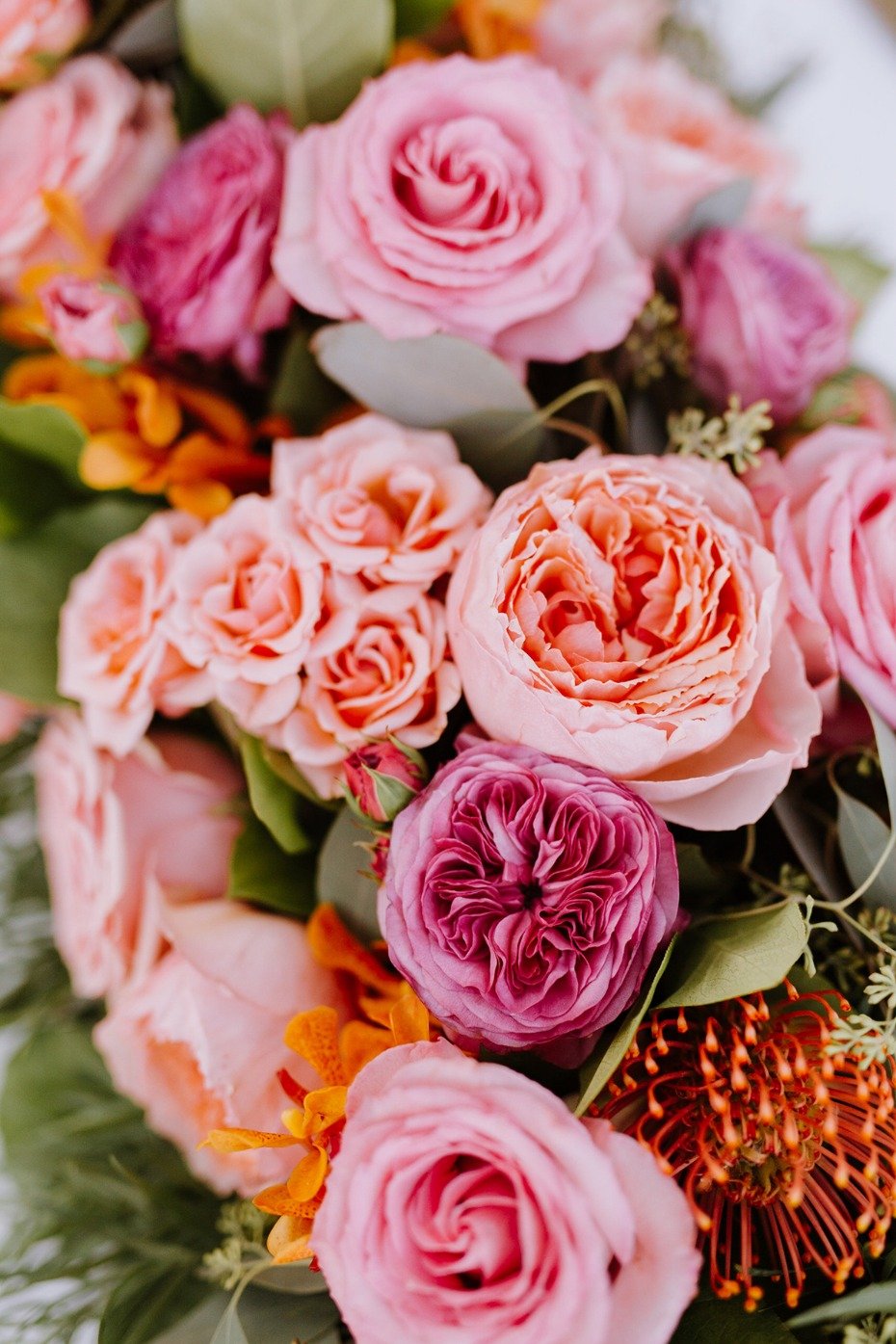 pink roses and tropical floral decor