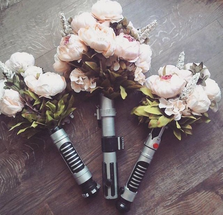 wedding-look-lightsaber-bouquet