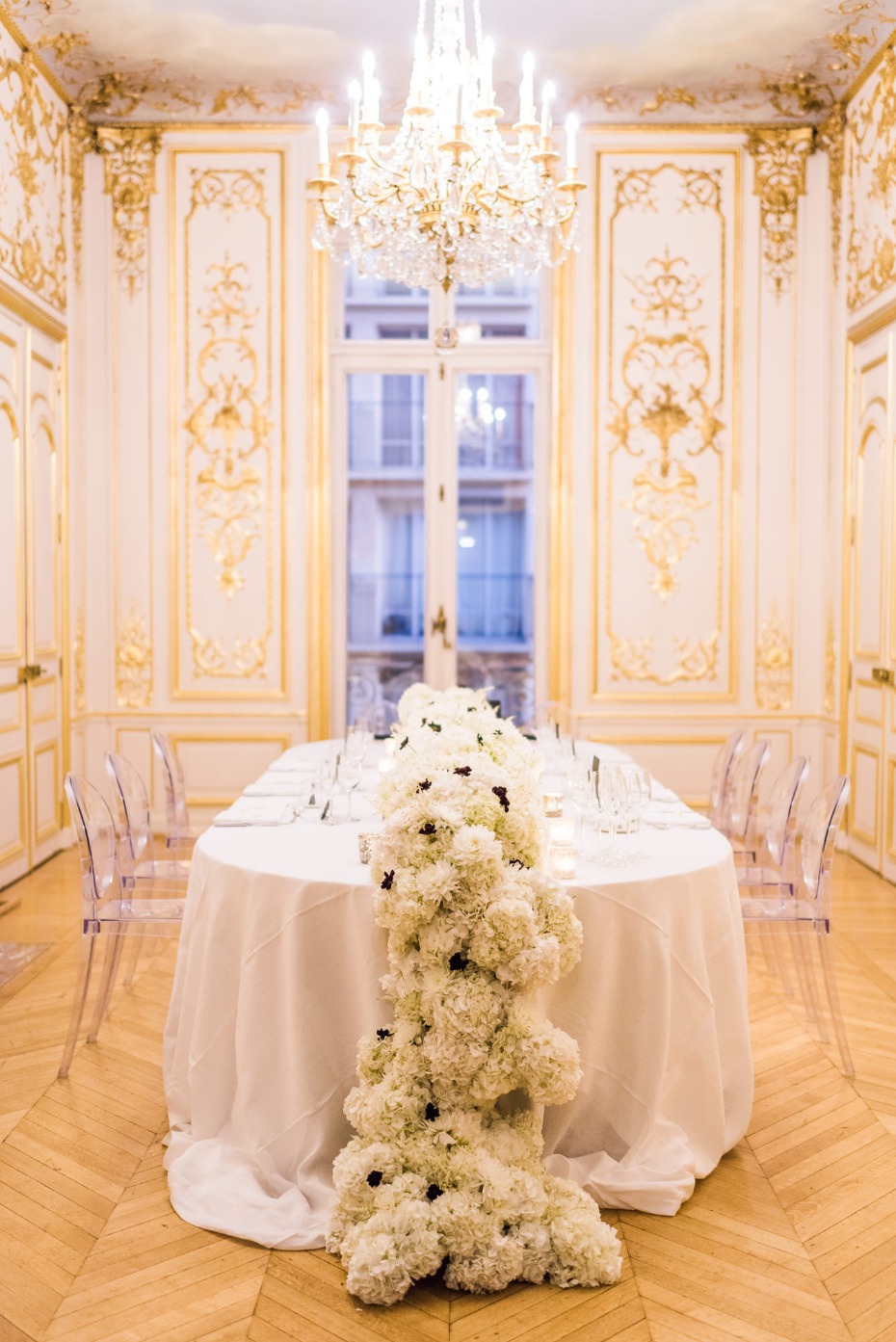Gorgeous indoor reception in Paris