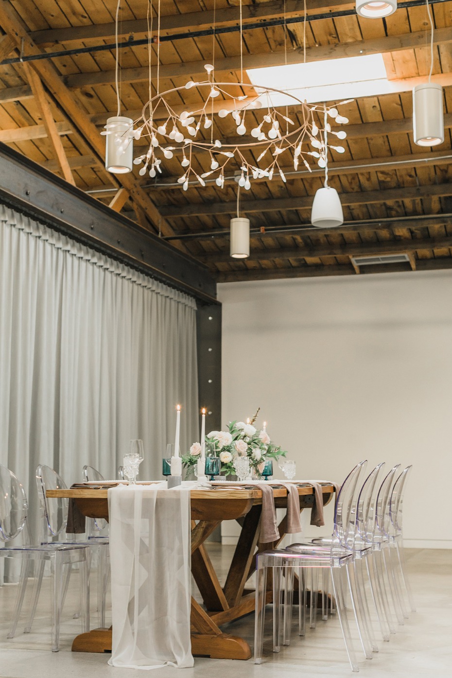 modern minimalist wedding reception decor