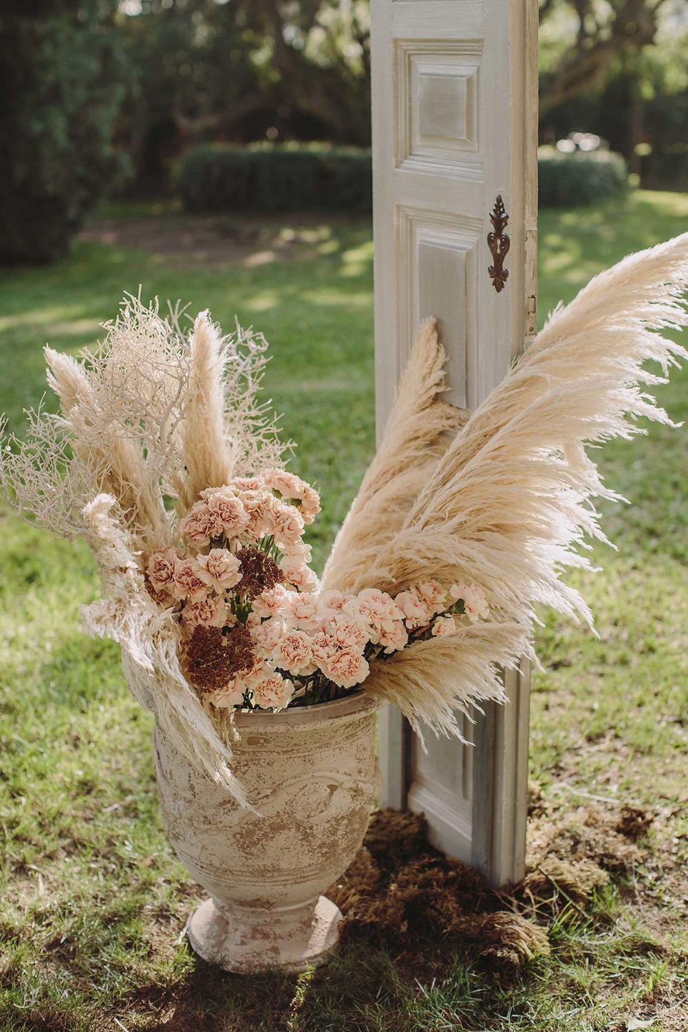 pampas grass and roses wedding floral decor