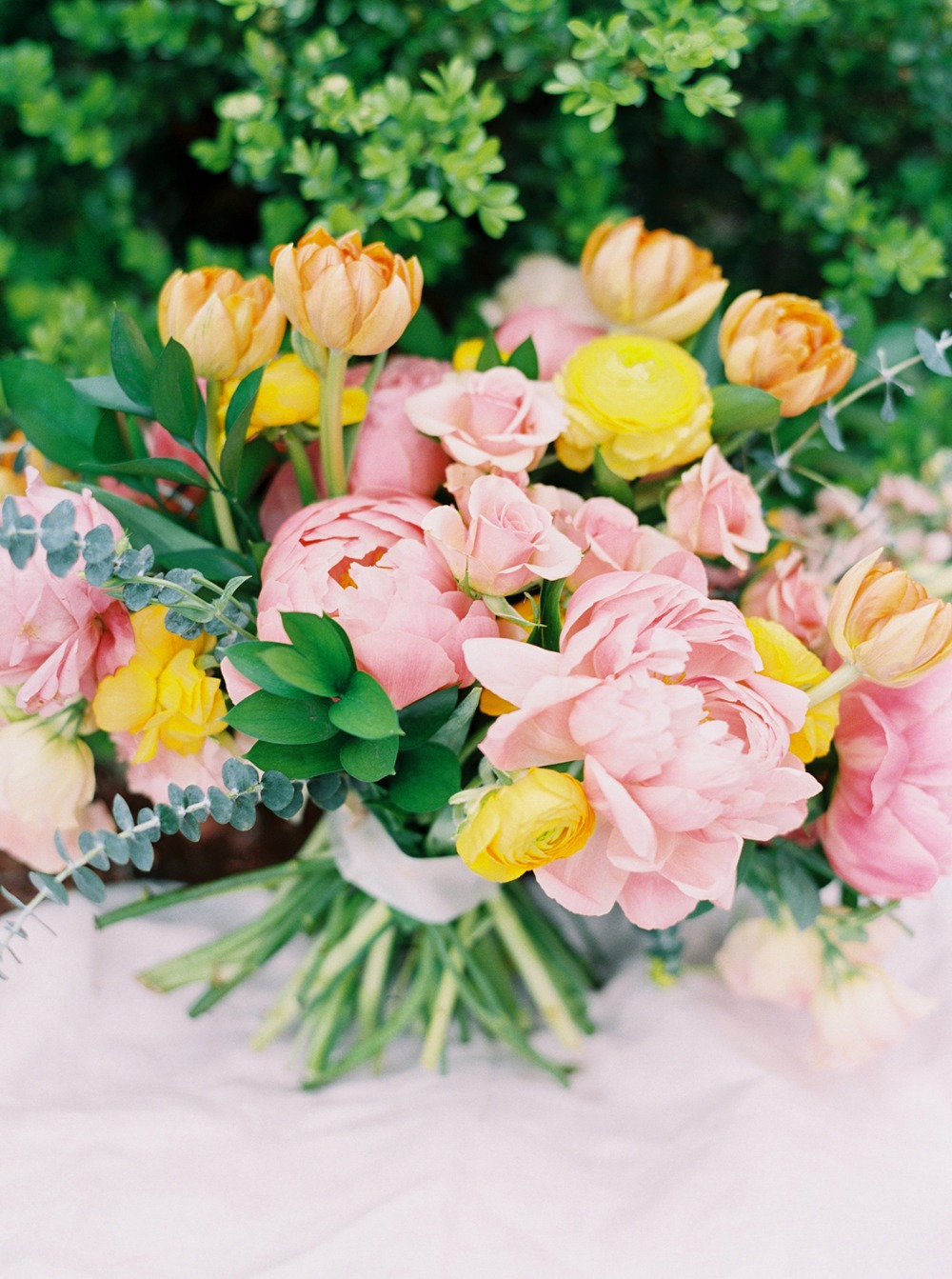 springtime wedding bouquet idea