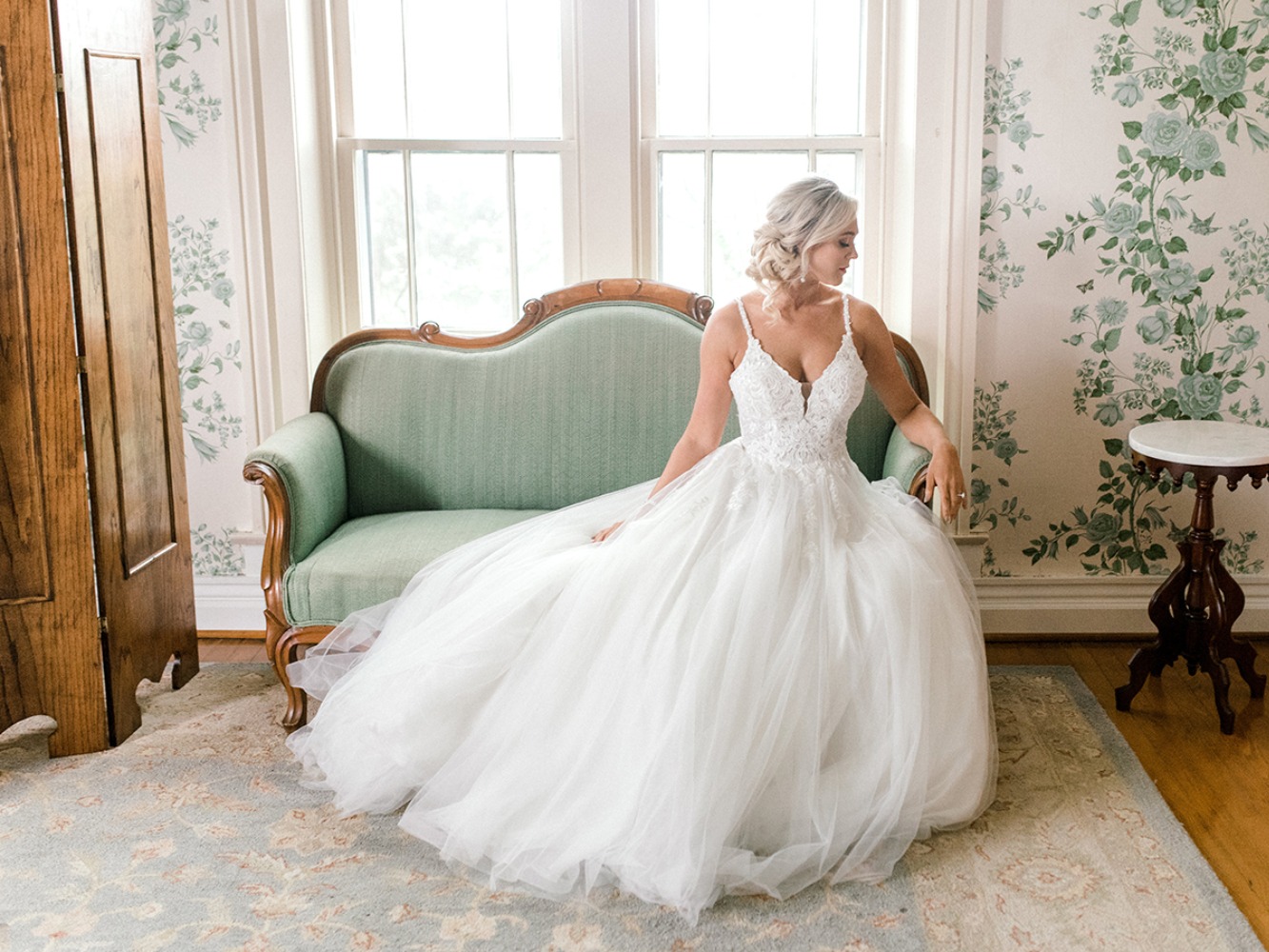 how-to-have-a-springtime-wedding-at-a