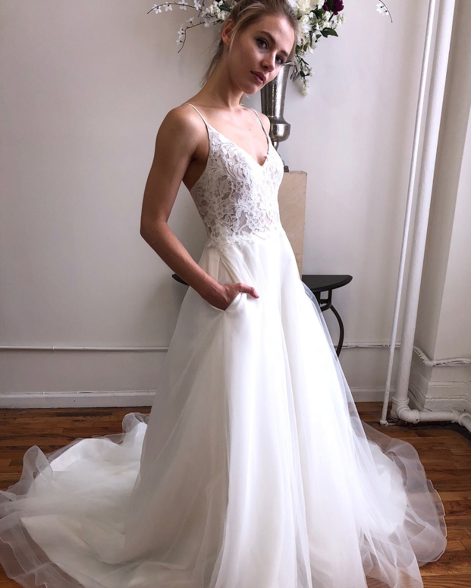 Elegant lace and tulle wedding gown