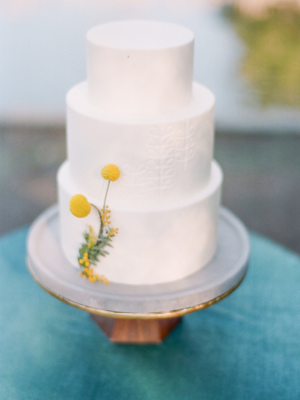 simple mid century modern wedding cake
