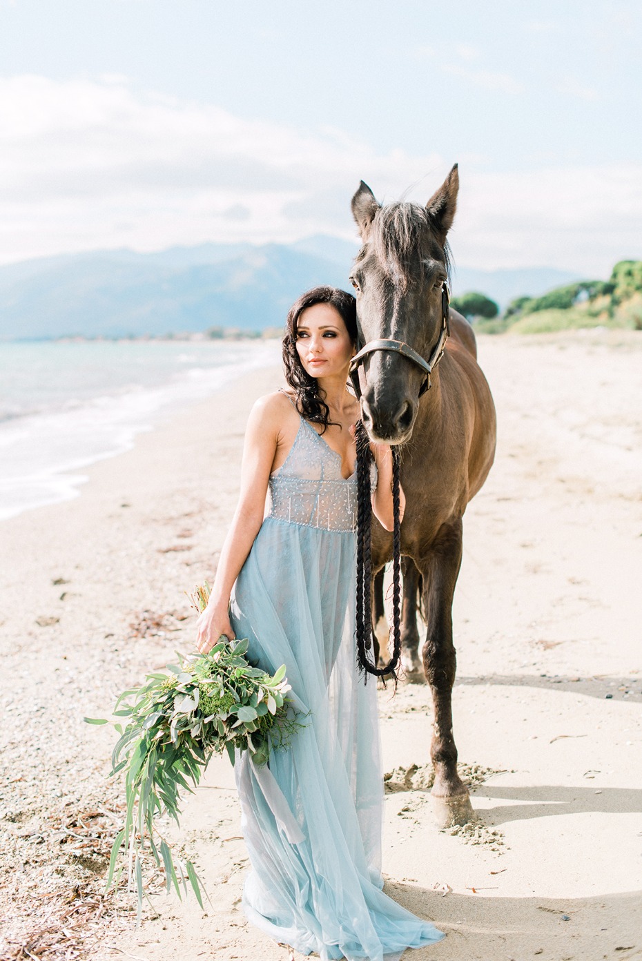 wedding photo ideas with a horse on a beach